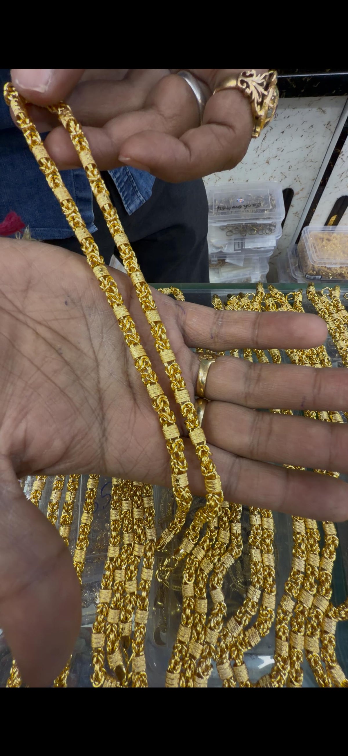Classic Men’s Gold Look Chain Design