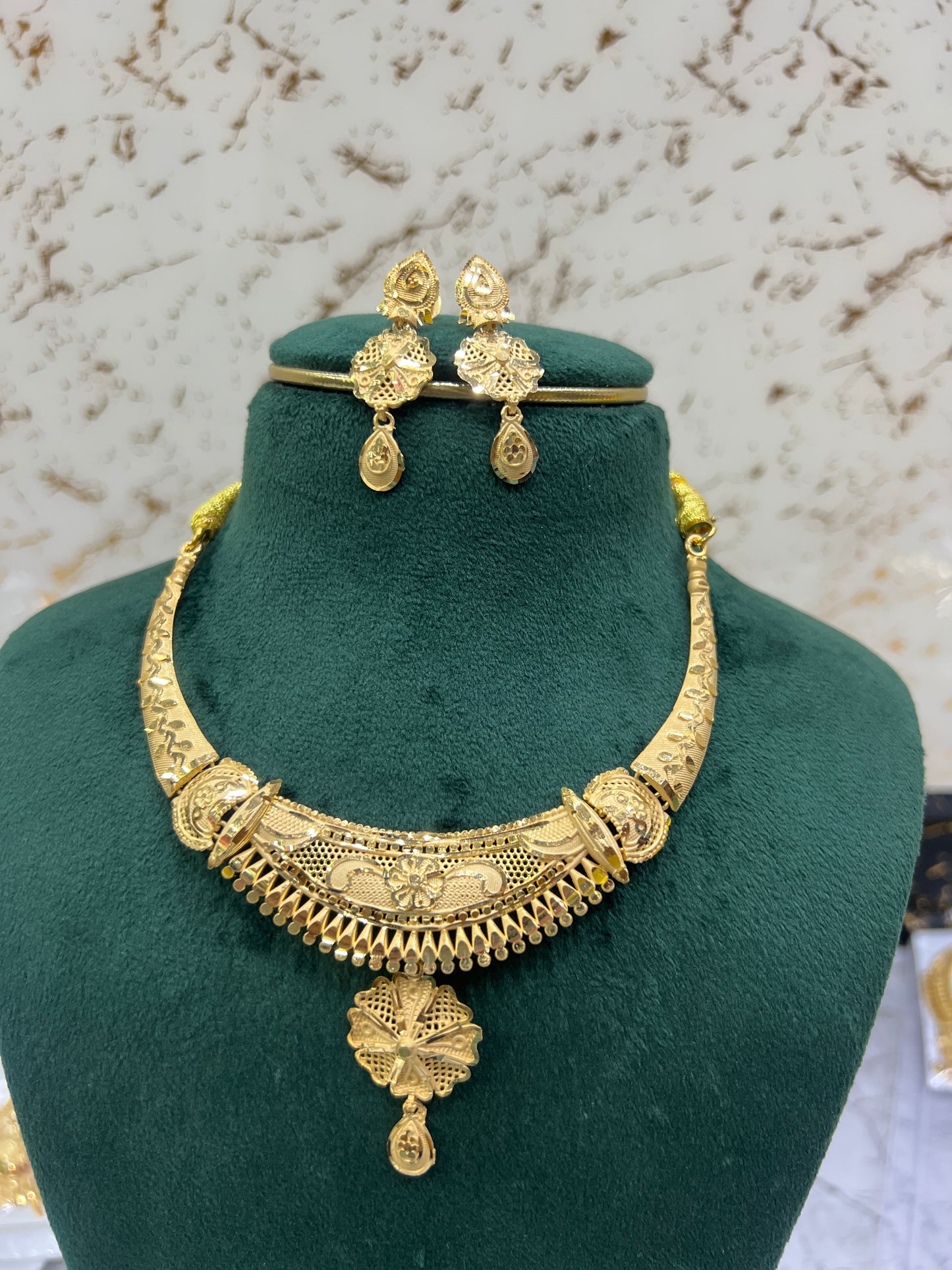 Foaming necklace