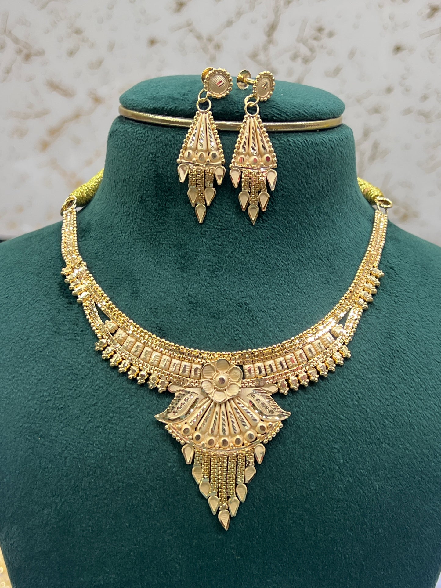 Foaming necklace