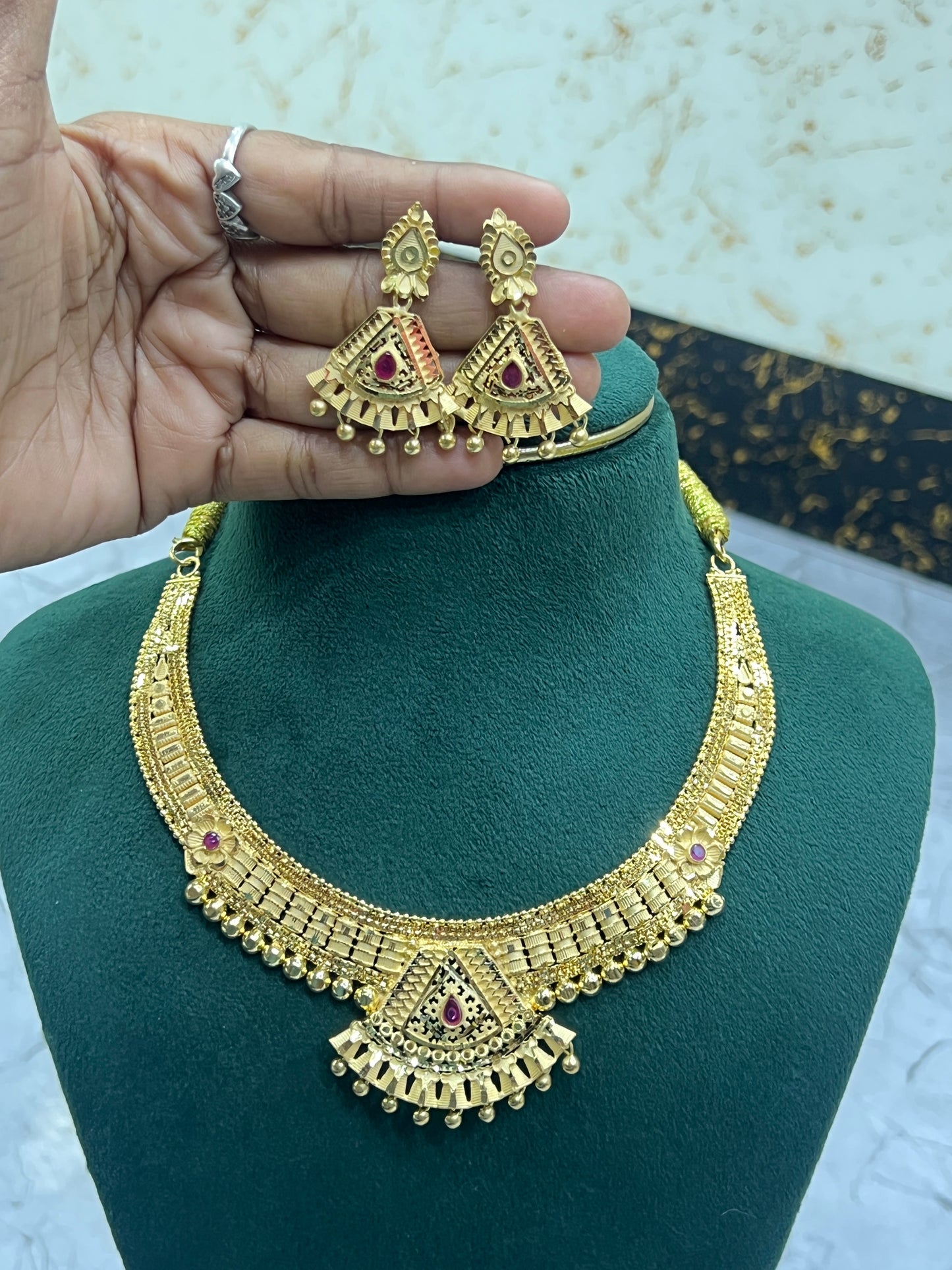 Foaming necklace