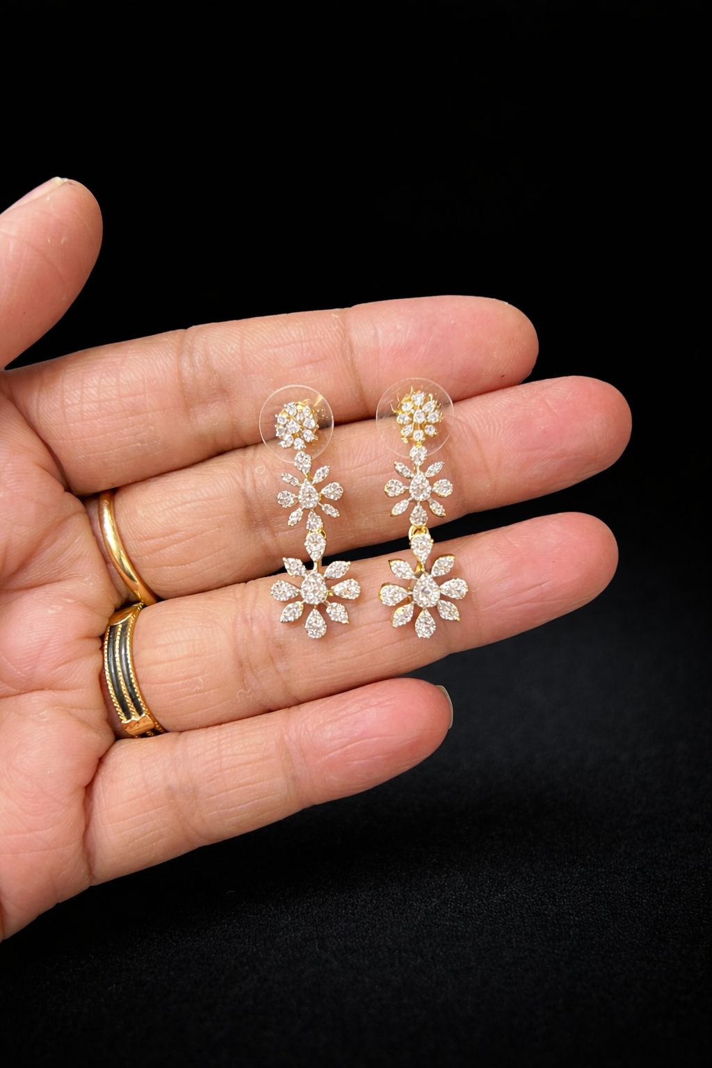 Dimond looking necklace
