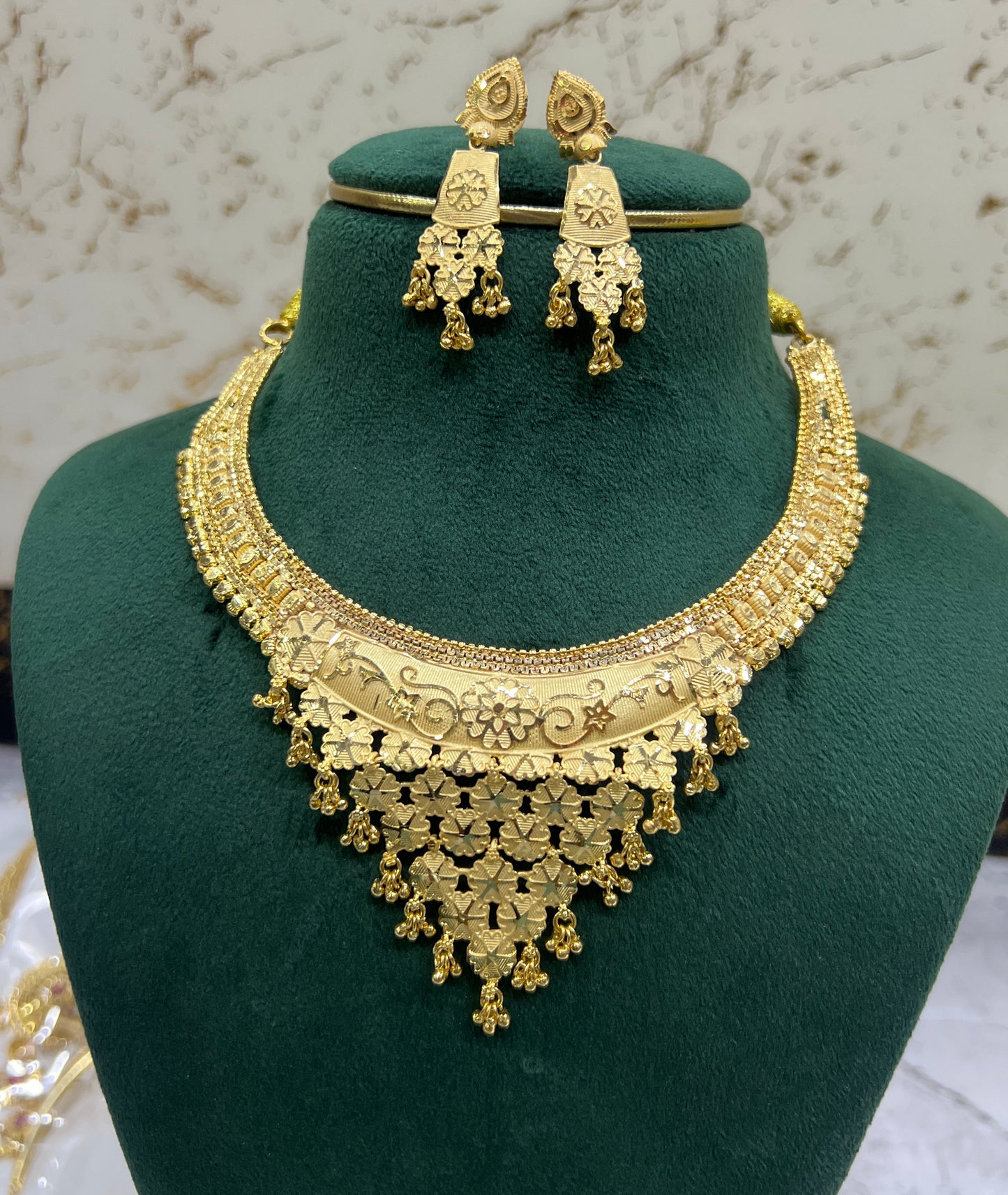Foaming necklace